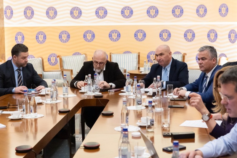 Piețele financiare reacționează drastic la incertitudinea guvernării, spun oficialii BNR. Scenarii de măsuri fiscale analizate de BNR. „Creșterea TVA nu este inclusă în model”