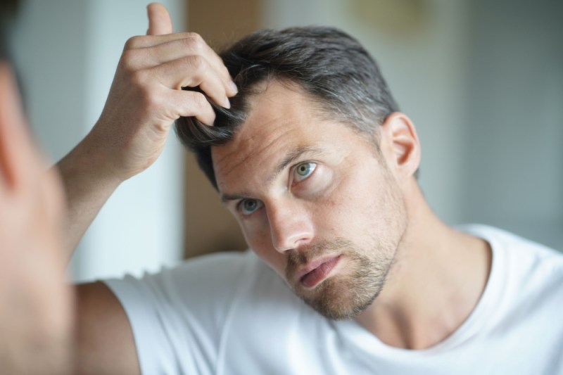 Poate fi întârzisă albirea părului? Analiza factorilor care accelerează procesul și modalitățile de prevenție