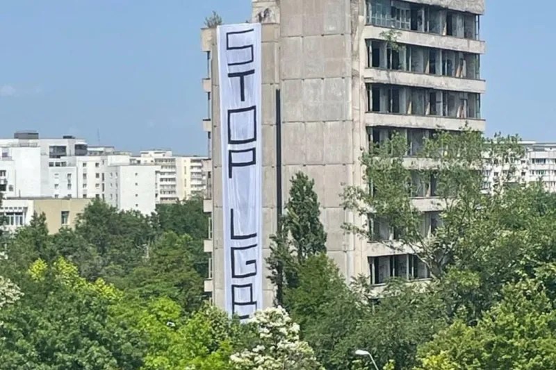 Poliția din București a inițiat o investigație după ce un banner cu mesajul „STOP LGBT” a fost expus pe un imobil abandonat din cartierul Titan