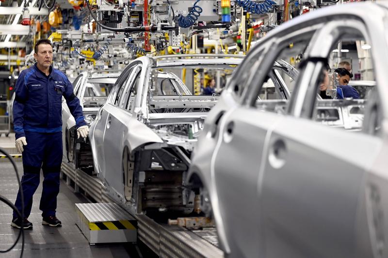 Producătorii auto europeni semnalează probleme după impunerea de restricții de către China: „Aceasta duce deja la oprirea producției”