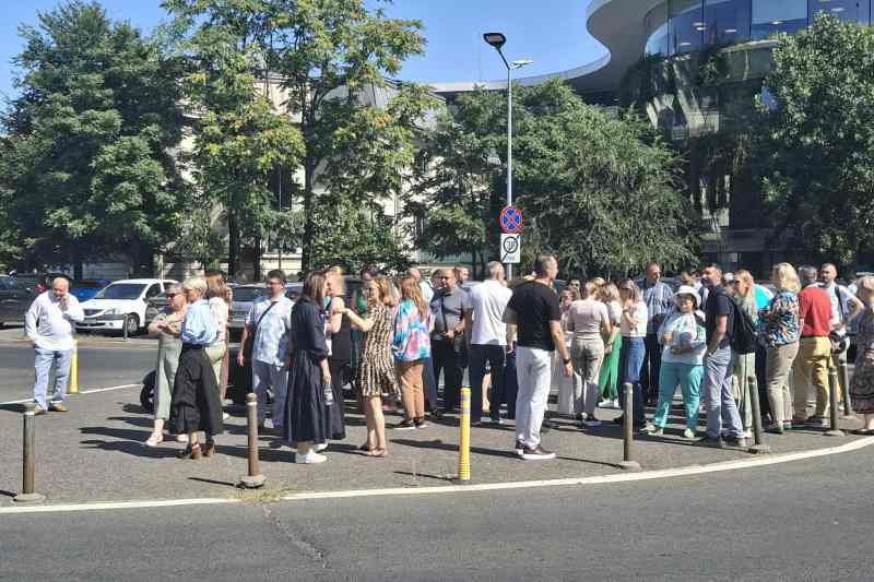 Protest spontan al angajaților guvernamentali din cauza reducerii sporurilor / BNS solicită retragerea proiectului OUG