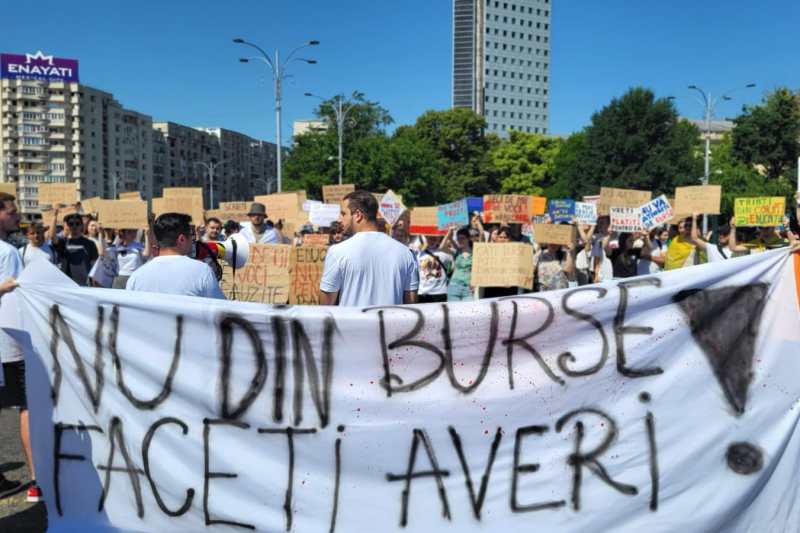 Proteste ale studenților și elevilor în fața Ministerului Educației împotriva reducerii burselor