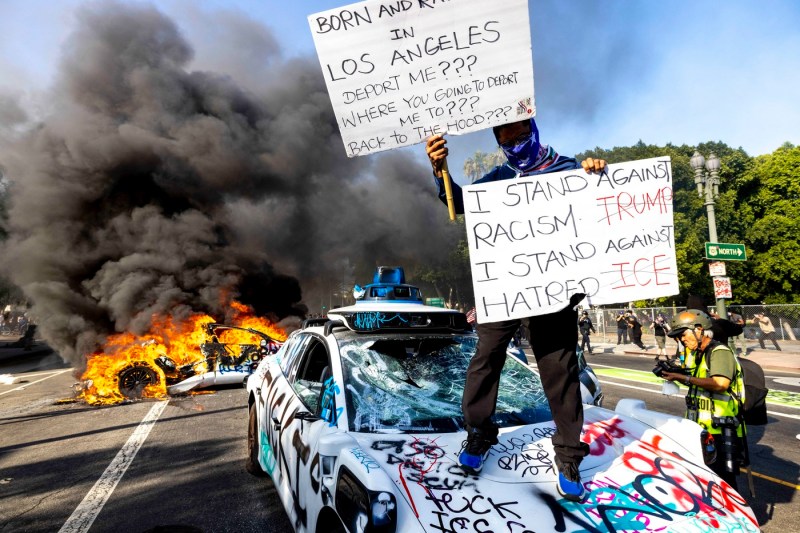 Proteste în Los Angeles: Autoritățile declară adunările ilegale, poliția solicită participanților să se retragă