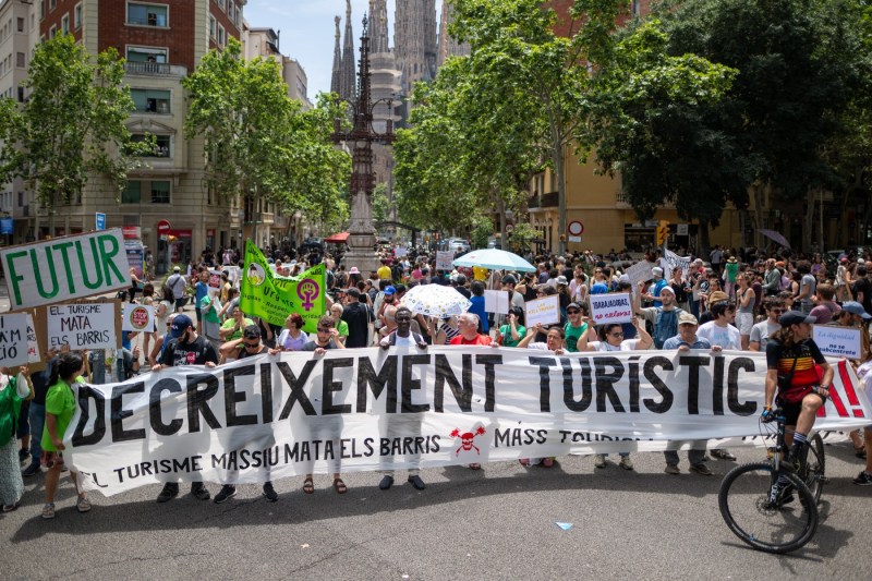 Proteste inedite împotriva turismului în diverse destinații populare din Europa, în aceeași zi