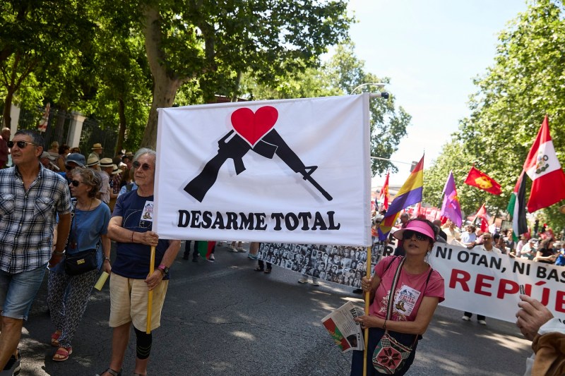 Proteste la Madrid împotriva reîntăririi militare a Europei: „Nu NATO! Nu cheltuielilor pentru război!”