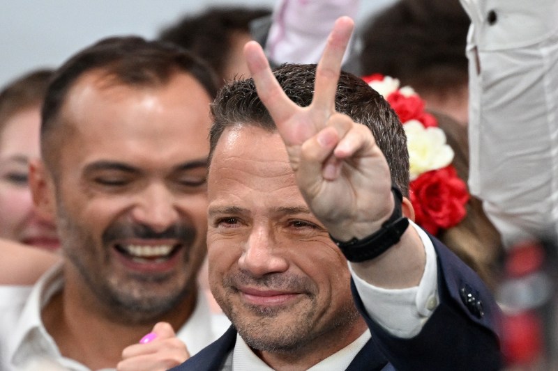 Rafal Trzaskowski, candidatul pro-european, își declară victoria la alegerile prezidențiale din Polonia, în timp ce rivalul său susține că va câștiga.