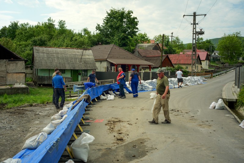 REPORTAJ Viața în comuna Praid, sub amenințarea prăbușirii. „Oamenii au fost evacuați. Problema e că nu știm pentru cât timp”