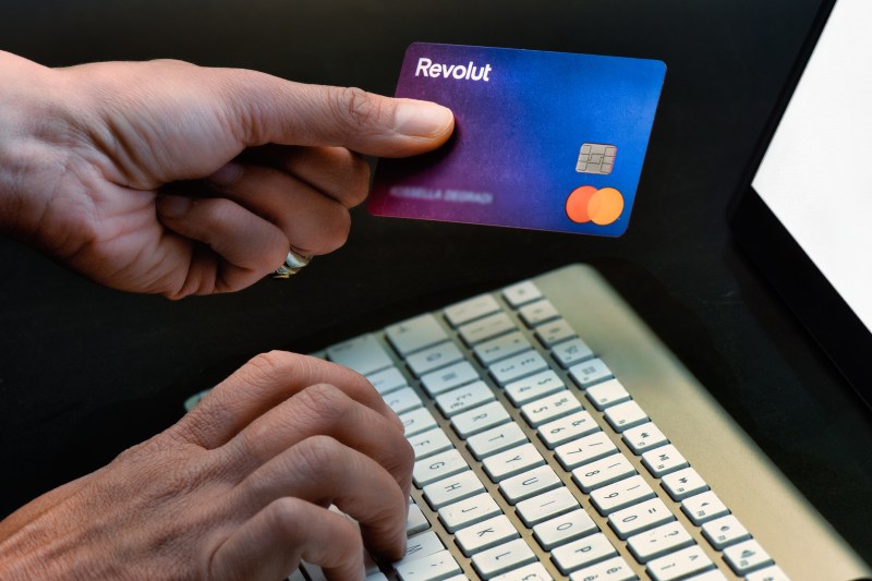 Revolut introduce bancomate proprii în Spania – Un pas semnificativ spre o prezență fizică în Europa