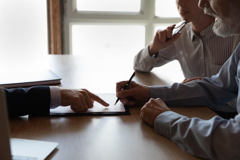 România se confruntă cu cel mai mare deficit bugetar din regiune, în ciuda începutului ajustării fiscale, conform unui bancher. Prognozele pentru cursul euro la sfârșitul anului.