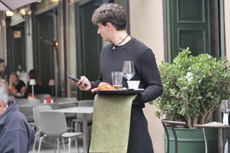 Românii își reduc frecvența meselor în oraș: scădere de peste 8% a afacerilor restaurantelor în primele patru luni