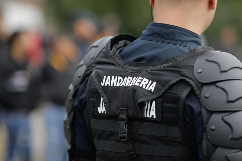 Șase membri ai jandarmeriei, sancționați disciplinar din cauza glumelor inadecvate după transportul a patru femei în dubă la Marșul Pride