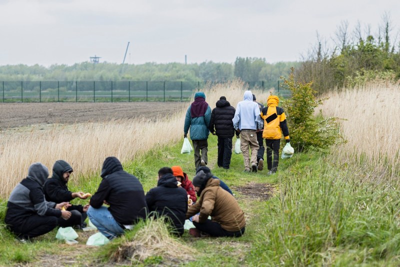 Schimb de focuri lângă o tabără de migranți în Franța. O persoană decedată și două grav rănite