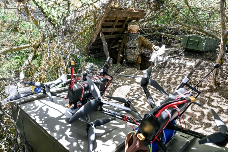 Soldații ucraineni dezvoltă o strategie „low-tech” pentru a neutraliza dronele periculoase rusești: „Se apropie și nu poate fi întreruptă”