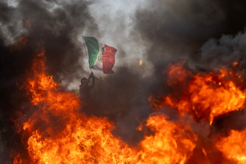 Steagul Mexicului, un simbol al manifestațiilor din Los Angeles și o sursă de controverse politice