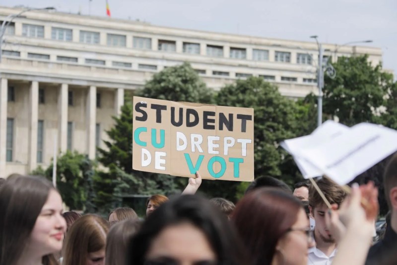 Studenții organizează proteste în diverse orașe împotriva reducerii burselor: „Nu atingeți bursele”