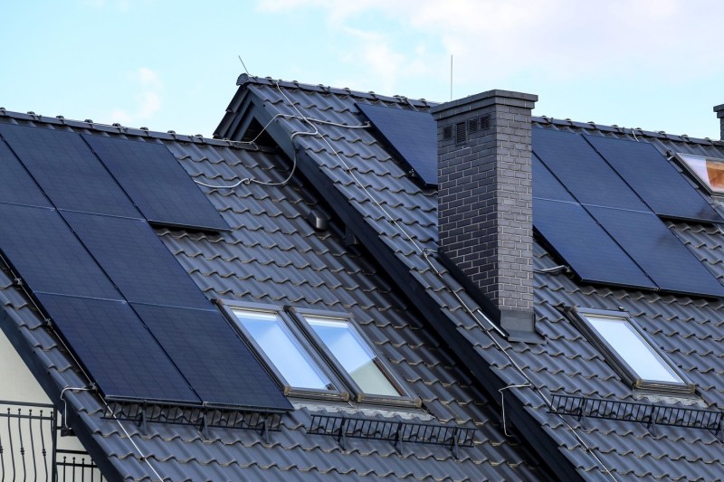 Sunt prosumator. Ce modificări intervin pentru mine de la 1 iulie? Pot să vând energie unui furnizor și să cumpăr de la altul?