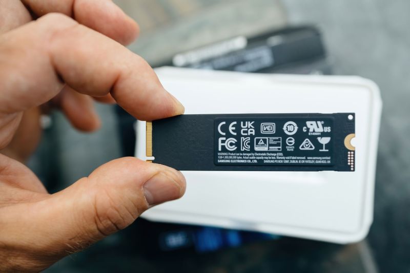 Sute de magazine sancționate cu aproape 1,6 milioane de lei pentru vânzarea de boxe și căști wireless fără marcajul CE, avertizează ANCOM