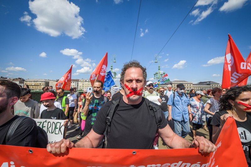 Sute de oameni au organizat un protest tăcut în Ungaria împotriva legii care afectează media și ONG-urile
