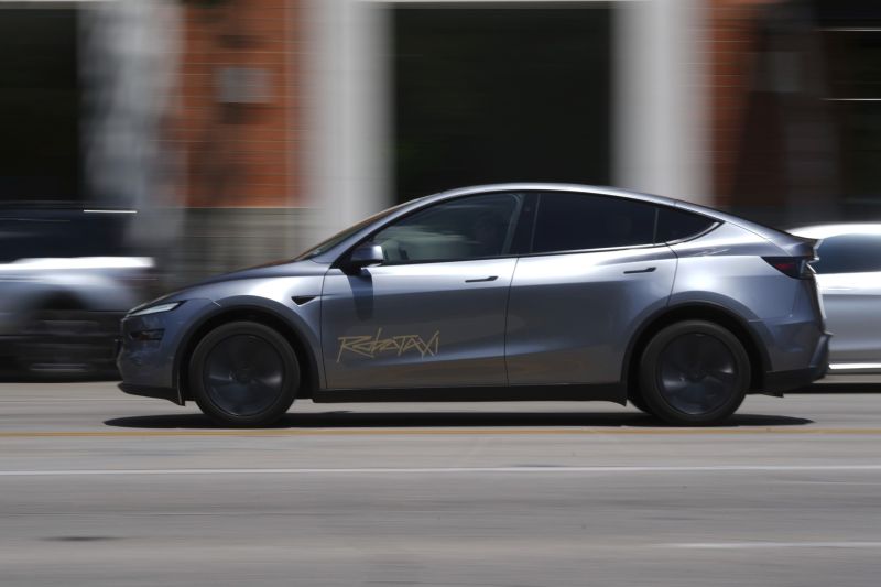 Tesla a introdus primul său serviciu de taxiuri autonome