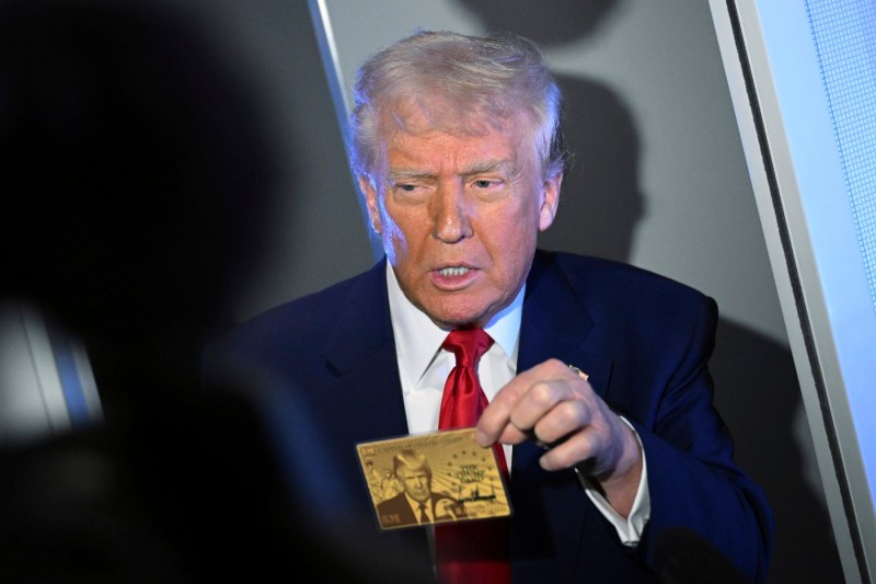 Trump anunță interesul pentru Gold Card, viza permanentă de 5 milioane de dolari pentru SUA