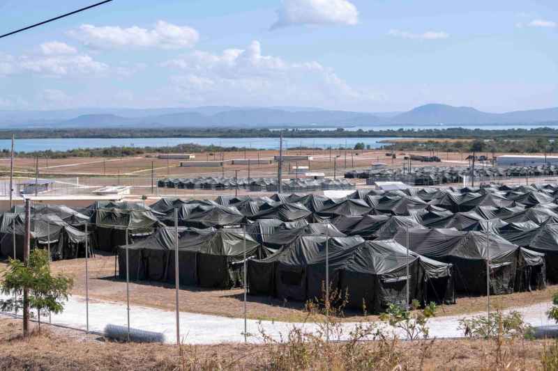 Trump consideră transferul a mii de migranți, inclusiv 100 de români, la Guantanamo, fosta închisoare a suspecților de terorism. „Scopul este de a șoca”