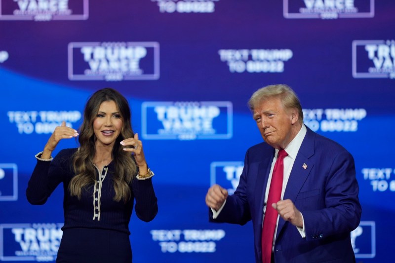 Trump și șefa de la Securitate Internă inaugurează noul centru de detenție pentru migranți, denumit „Alcatrazul cu aligatori”