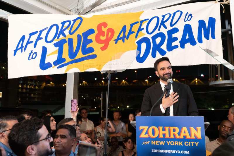 Un candidat progresist care promite înghețarea chiriilor și critică guvernul israelian ar putea deveni primul primar musulman al New York-ului