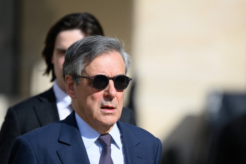 Un fost prim-ministru francez, condamnat definitiv pentru angajări fictive în care beneficiarea era soția sa