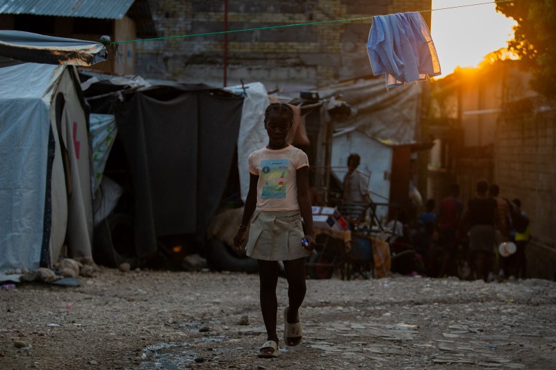 Un număr record de persoane s-au refugiat din casele lor în Haiti, unde bandele înarmate controlează 85% din capitală