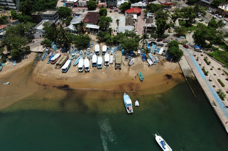 Un uragan major se apropie de coasta Mexicului, riscând impactul asupra țărmului în această noapte, autoritățile evacuând stațiunile turistice