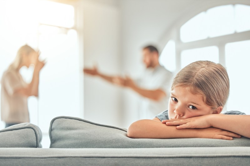 Vacanța la tata, vacanța la mama. Cum protejăm copilul între două case. 5 reguli esențiale pentru familiile separate