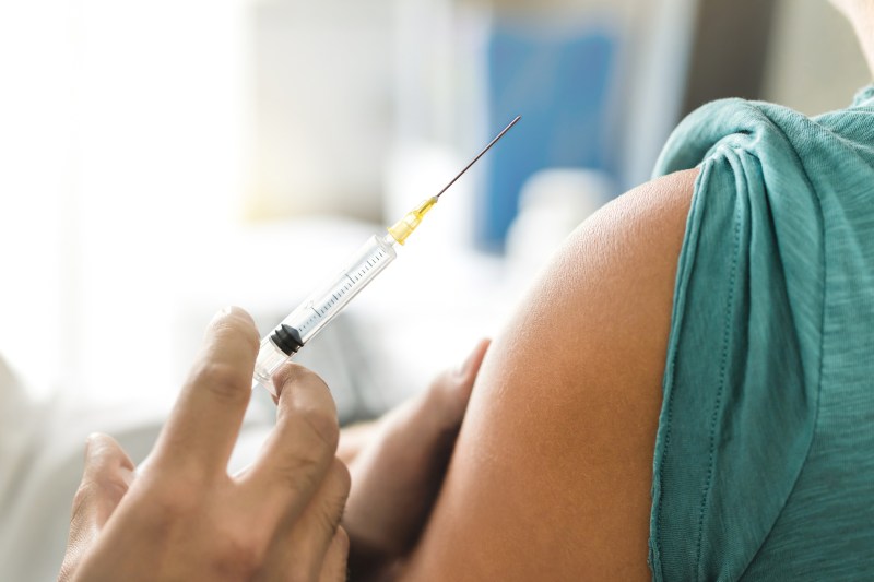 Vaccinarea anti-HPV va deveni gratuită pentru persoanele până la 26 de ani. Legea a fost semnată de Nicușor Dan