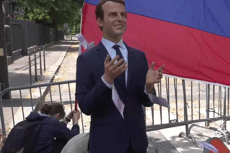 VIDEO Activistii Greenpeace au sustras statuia de ceară a lui Emmanuel Macron din Muzeul Grévin, lăsând-o la Ambasada Rusiei