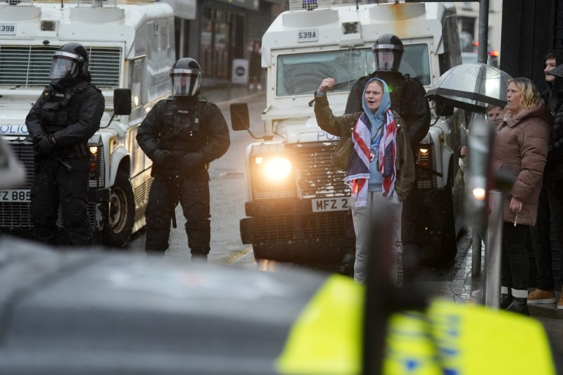 VIDEO. Cazul Ballymena – o strategie revizuită. Protestele împotriva migranților din România continuă în diverse orașe din Irlanda de Nord, majoritatea având un caracter pașnic.