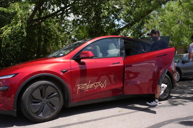 VIDEO Ce dezvăluie filmările cu robotaxiurile create de Elon Musk