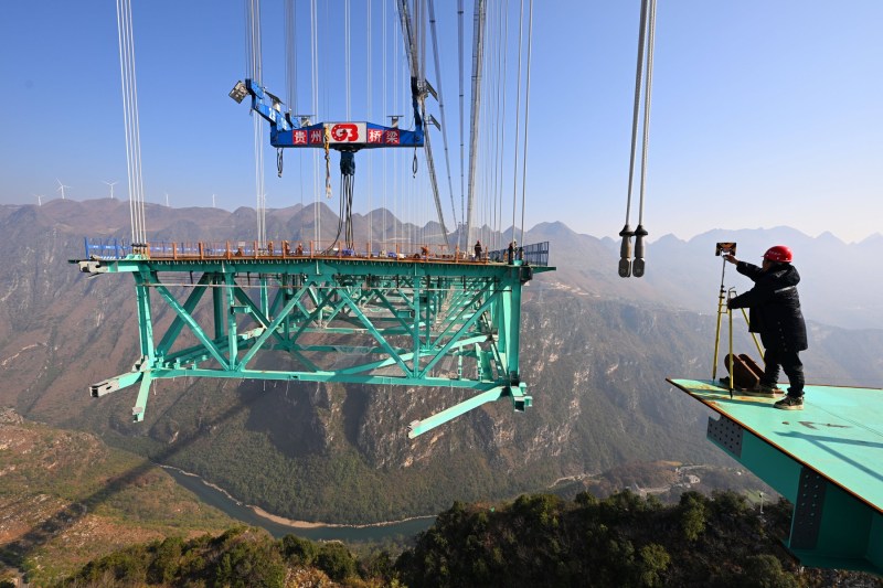 VIDEO: China se pregătește să deschidă un proiect impresionant de infrastructură, stârnind controverse: Este cu adevărat cel mai înalt pod din lume?