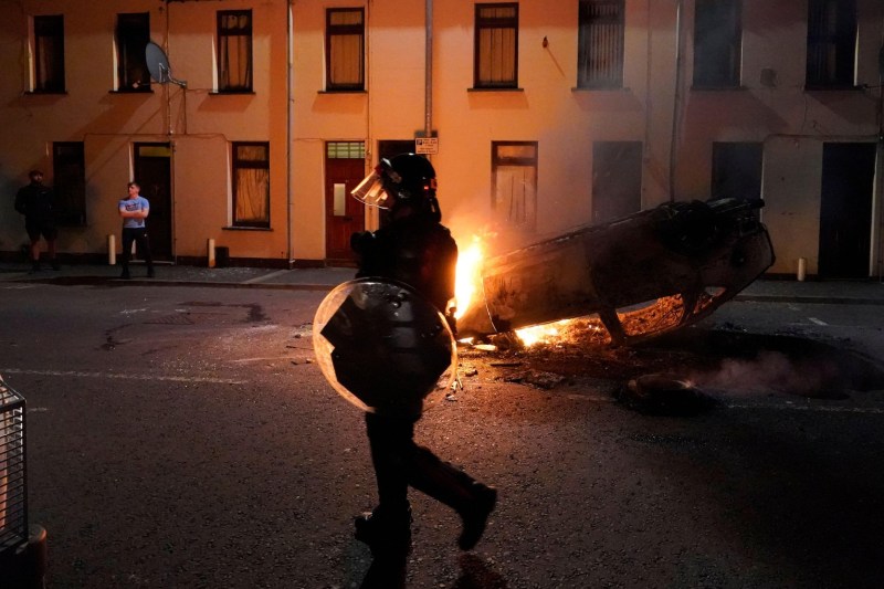 VIDEO „Cineva va sfârși ucis”. Avertisment după două nopți de revolte în Irlanda de Nord, generate de o tentativă de viol implicând suspecți români