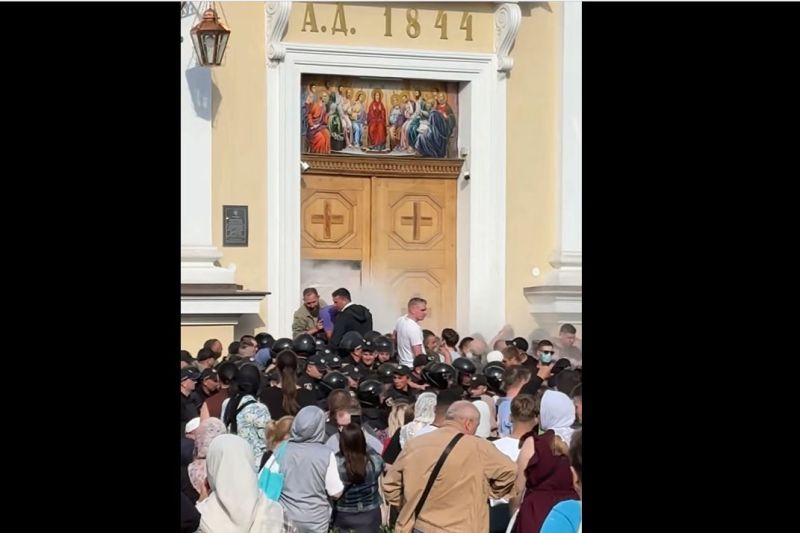 VIDEO: Conflict violent la Catedrala Mitropolitană din Cernăuți, cu mai multe persoane rănite