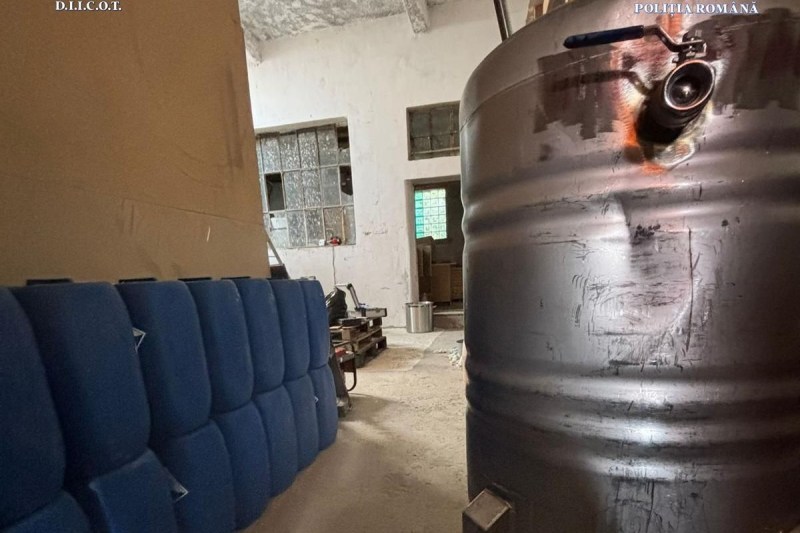 VIDEO Descoperire semnificativă: un laborator de droguri sintetice în judeţul Braşov, cu două persoane reţinute