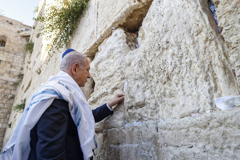 VIDEO „Dumnezeu să-l binecuvânteze”. Netanyahu se roagă pentru Trump la Zidul Plângerii, în urma atacului american asupra Iranului