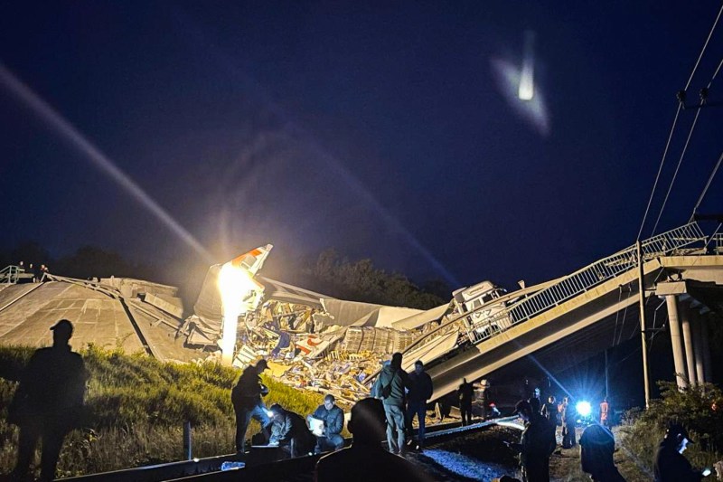 VIDEO FOTO Imagini de la locul prăbușirii a două poduri din Rusia, afectând un tren de pasageri și un marfar