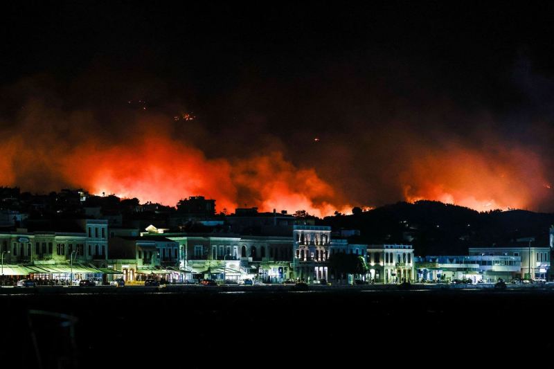 VIDEO: Grecia a instituit stare de urgență pe insula Chios, în contextul incendiilor de vegetație care afectează zona de trei zile