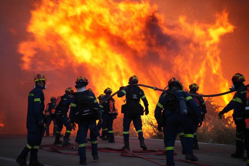 VIDEO Grecia: Incendiu devastator de vegetație pe insula Chios, afectând case și livezi de măslini, cu evacuarea mai multor sate / Investigarea incidentului de către autorități