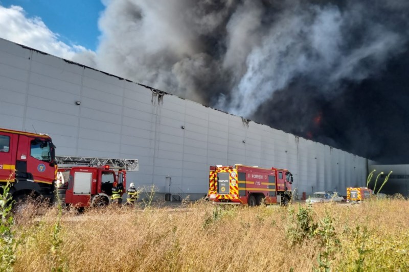 VIDEO: Incendiu de proporții la un depozit pe A1, alertă RO-Alert emisă pentru mai multe comunități