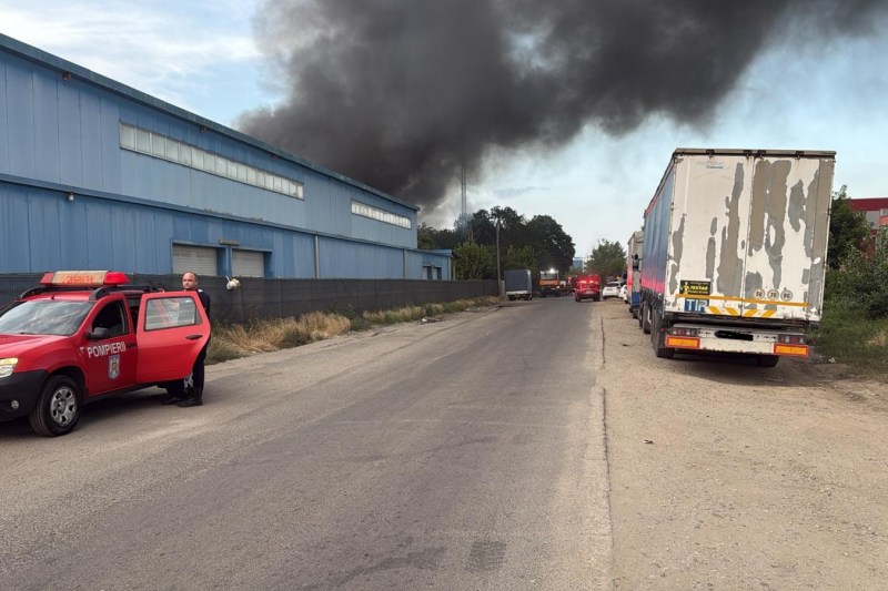 VIDEO Incendiu de proporții la un spațiu de depozitare la ieșirea din București. A fost emis un mesaj de alertă
