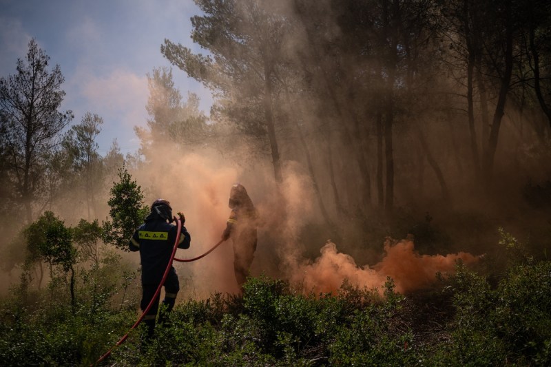 VIDEO Incendiu de vegetație devastator în apropierea Atenei. Evacuări obligatorii ordonate de autorități