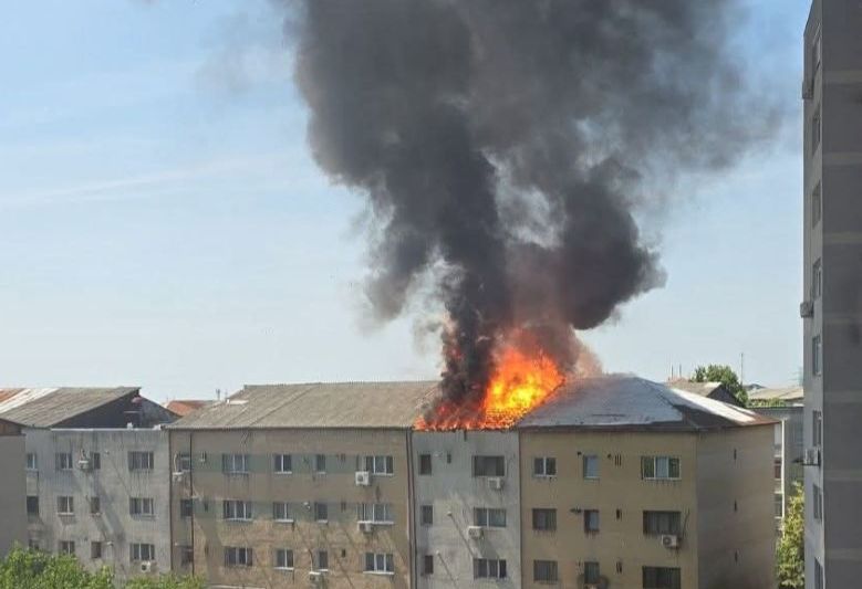VIDEO Incendiu major la acoperişul unui bloc în Slatina. Peste 20 de persoane evacuate