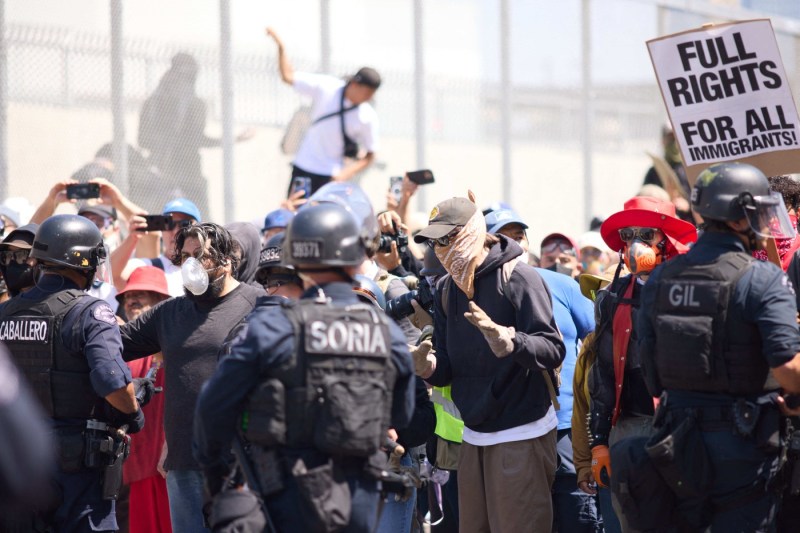 VIDEO: Jurnalist rănit de un glonț de cauciuc în cap în timpul protestelor din Los Angeles, a surprins incidentul