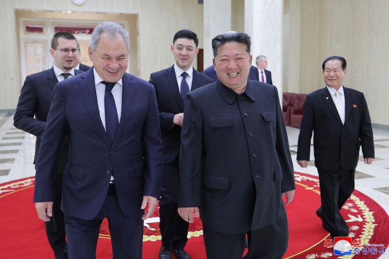 VIDEO: Kim Jong Un își oferă sprijin lui Șoigu, promițând trimiterea a 6.000 de lucrători în Kursk