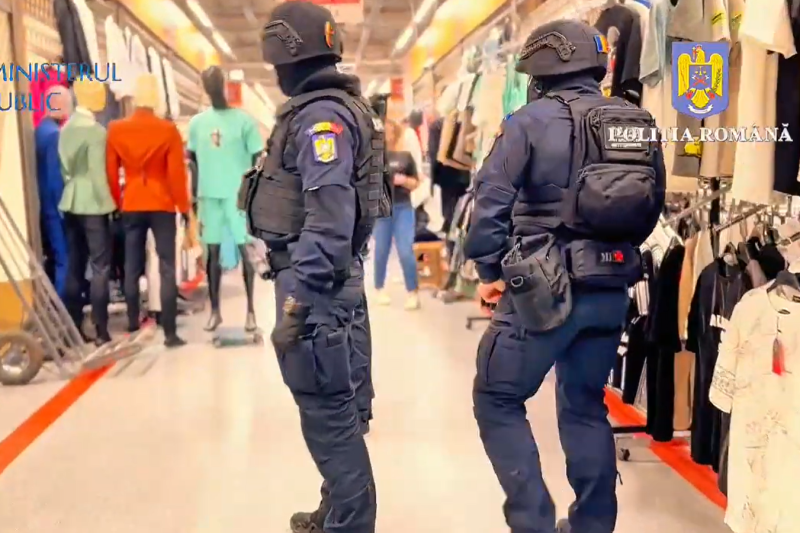 VIDEO Percheziții la complexul Dragonul Roșu din București: Poliția descoperă marfă contrafăcută din China